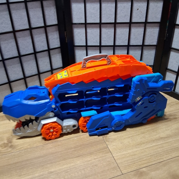 City Ultimate HaulerTransforms Into A T-Rex With Race TrackStores 20 Plus Cars